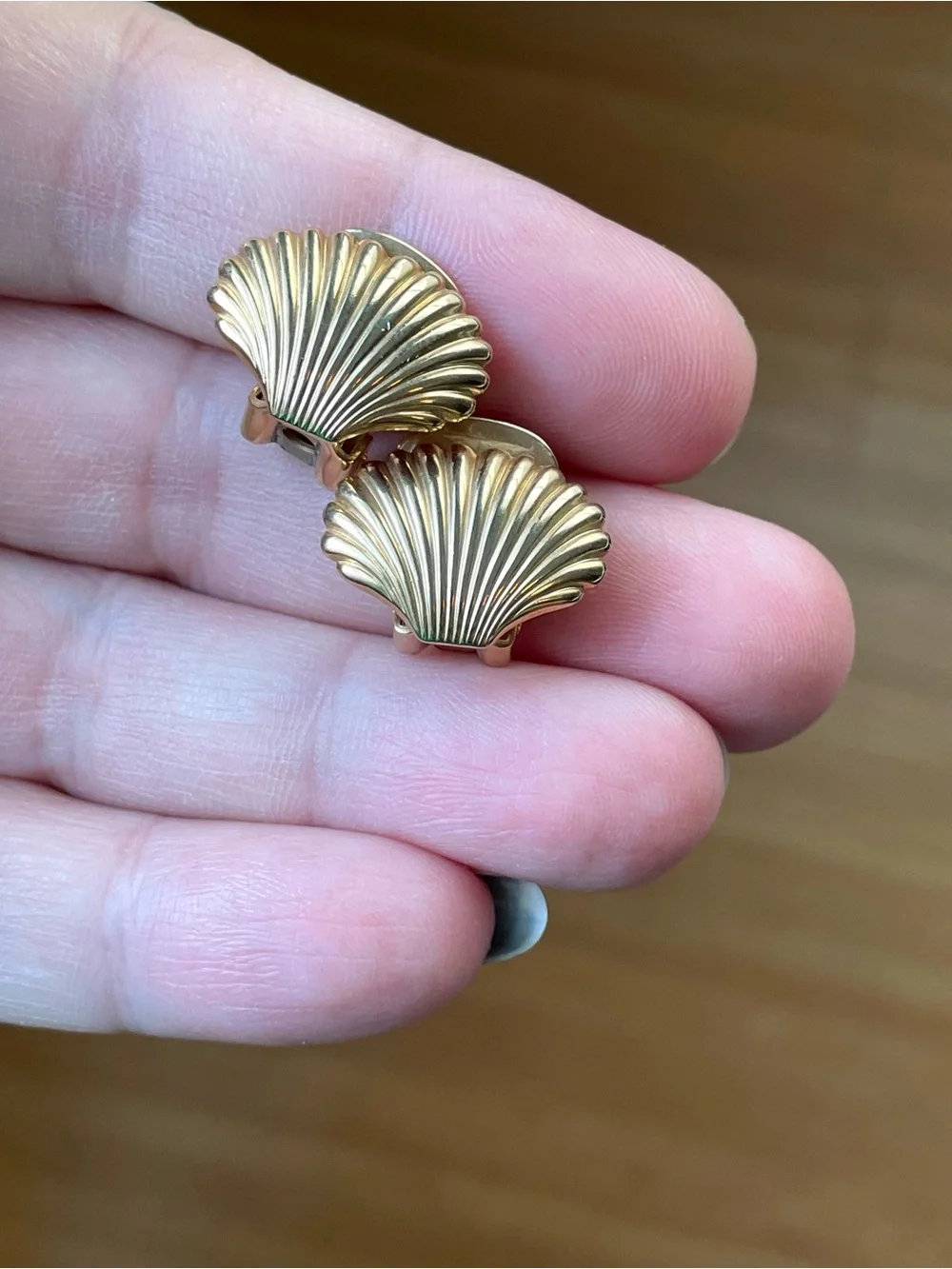 Vintage goldtone scallop shell clip-on earrings beach vacation seaside